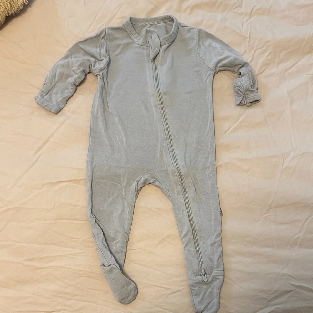 Kyte Baby grey/blue zipper PJ